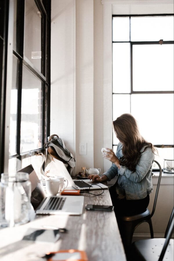 Frau mit Laptop in Café